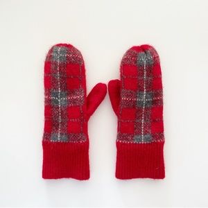 UNIQLO x Ines de la Fressange knitted mittens